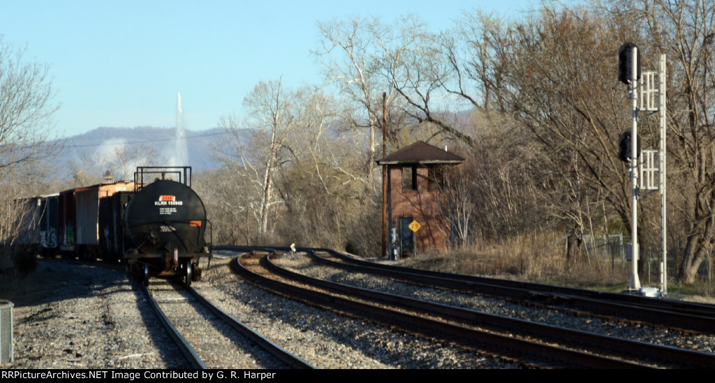 Rear car of yard job E19 alongside CSX JAmes River SD and ND Cabin.